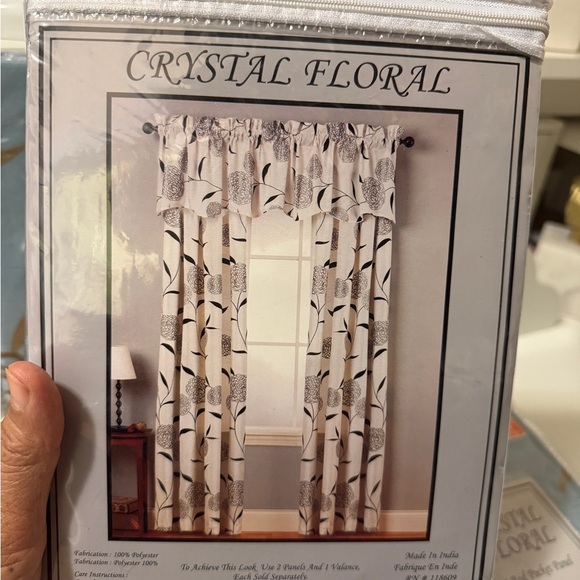 CRYSTAL FLORAL
4 Rod Pocket Panel
54in X 84in (137 X 213 cm) gorgeous colors - Picture 8 of 11